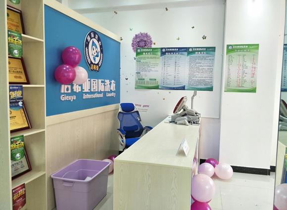 在小區(qū)開家衣服洗衣加盟店該怎么做
